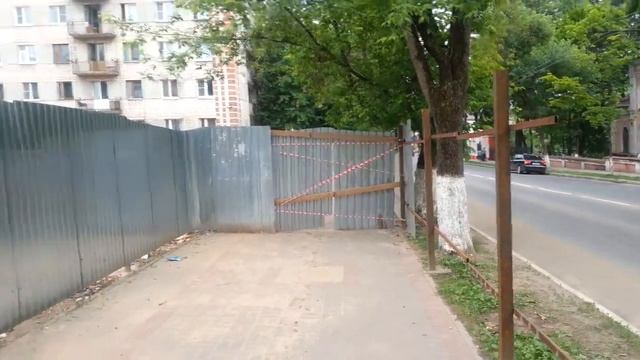Почему перегородили тротуар забором? смотреть онлайн