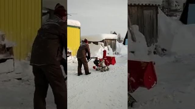Чистка снега на даче. смотреть онлайн