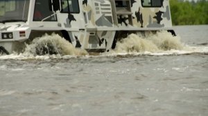 Вездеход КРЕЧЕТ 6х6. Движение по реке в половодье.mp4