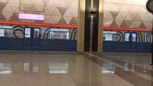 Прибытие поезда Метро Москвы станция Селигерская 81-717 "Номерной"|Московский транспорт