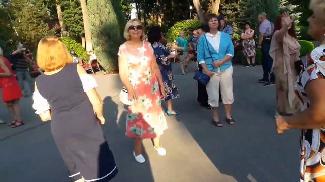 Ты очень красива в этом платье Счастливые минуты в парке Горького Харьков 2021 смотреть онлайн