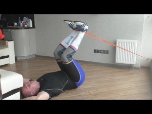 Подъём ног лёжа с резиной: техника и нюансы