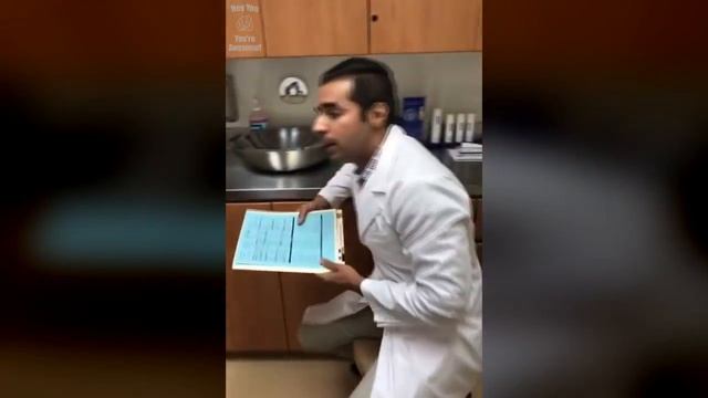 Боня Виктория - Доктор осматривает кожу лица Маницы смотреть онлайн