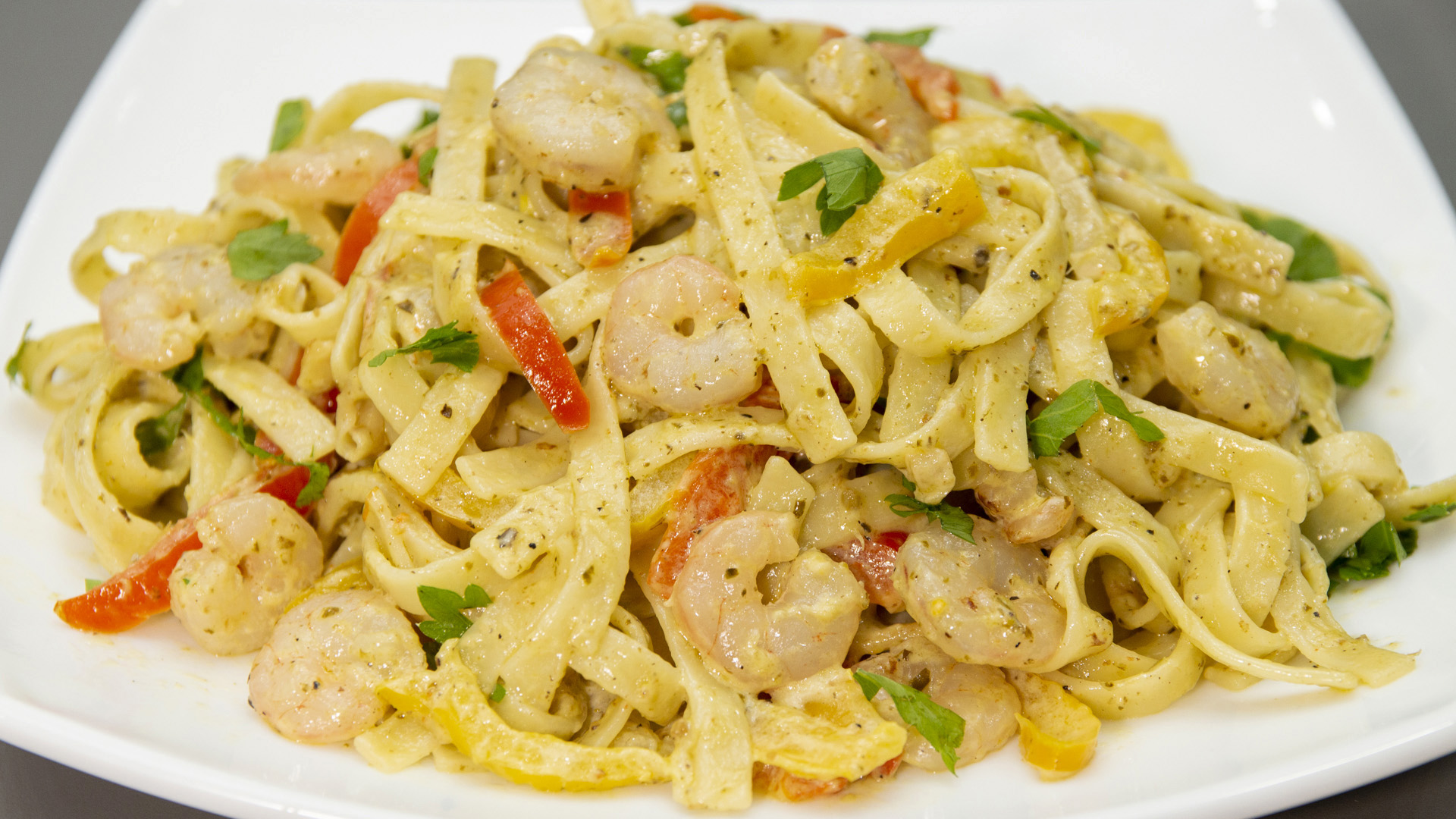 ПАСТА С КРЕВЕТКАМИ в сливочном соусе песто | PASTA WITH SHRIMP смотреть онлайн