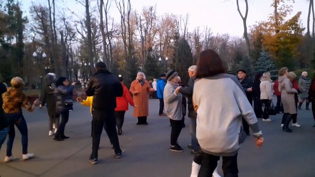 Я ИДУ ТЕБЕ НАВСТРЕЧУ! ТАНЦЫ В ПАРКЕ ГОРЬКОГО ХАРЬКОВ смотреть онлайн