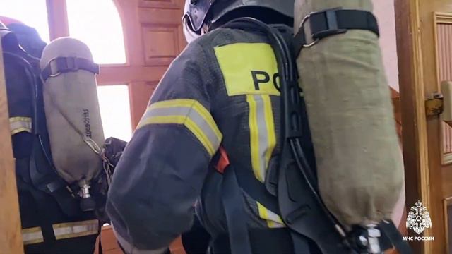 Учения: спасатели ликвидировали пожар в административном здании в Чебоксарах смотреть онлайн