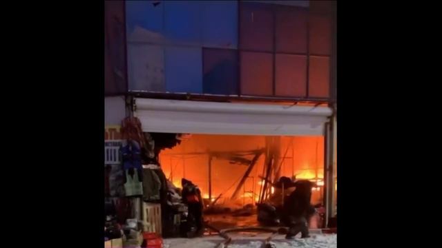 Мощный пожар на Рынке в Челябинске смотреть онлайн