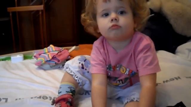 Ребёнок и Носки / Child wears socks