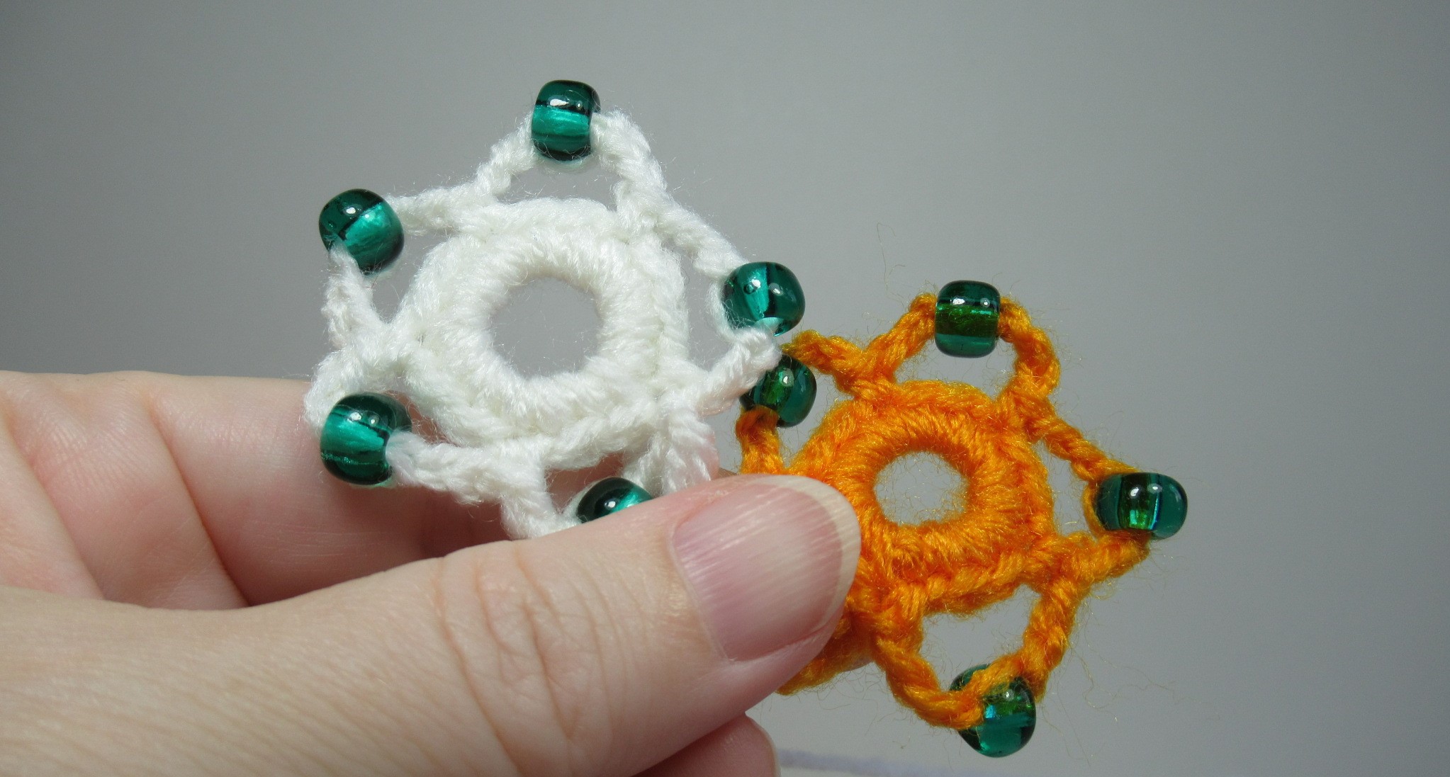 Как связать крючком простой цветок с крупным бисером. Мастер-класс для начинающих смотреть онлайн