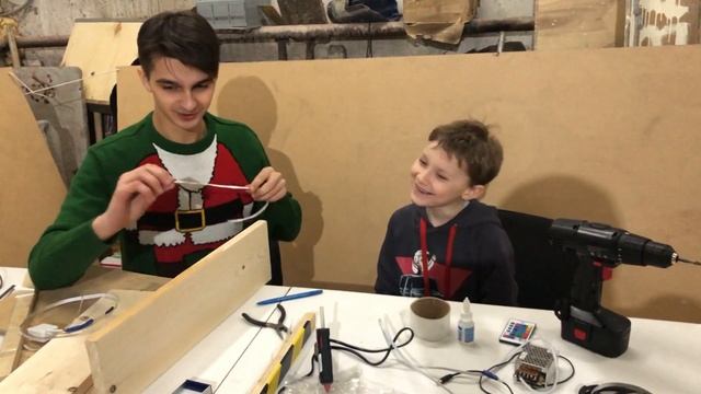 СТОЛЕШНИЦА С ПОДСВЕТКОЙ ИЗ ЭПОКСИДНОЙ СМОЛЫ #1 | KIDS BUILD смотреть онлайн