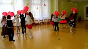 Вход с шарами на утреннике 8 Марта в детском саду Средняя группа