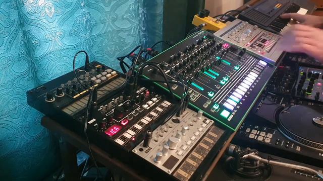 Experiment Casio_Jam_01 - Xoxbox + Roland TR-8 + Korg Volca Kick + Casio MA-100 + MXR Distortion + смотреть онлайн