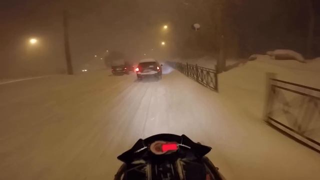 На снегоходе по городу смотреть онлайн