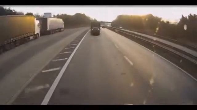 Легковушку смяло между двумя грузовиками на трассе в Англии