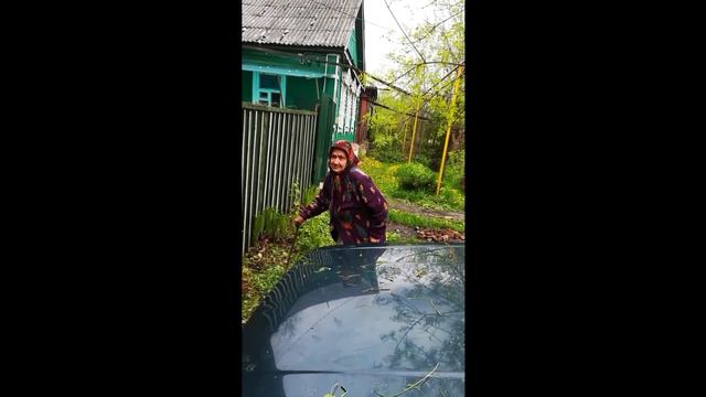 И снова неадекватные бабки..... 3.Злая бабка орëт в автобусе😱 смотреть онлайн