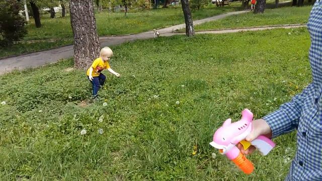Подвижные игры с мыльными пузырями | Данька ТВ лопает пузыри смотреть онлайн