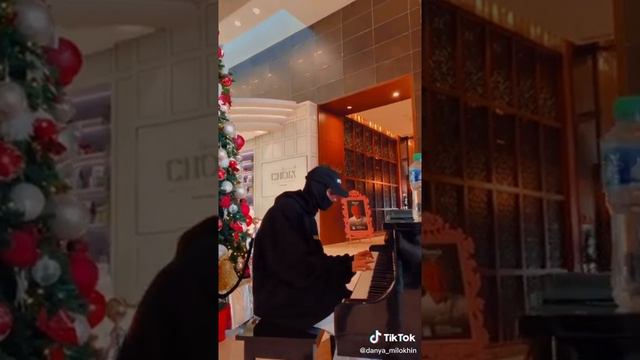 Удаленное видео | Милохин играет на пианино возле ёлки | ДАНЯ МИЛОХИН - TIK TOK смотреть онлайн