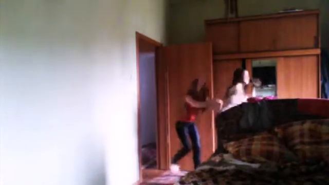 Рука из кровати смотреть онлайн