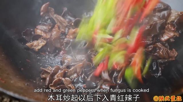 【陕北霞姐】雨后山里发现大片野生黑木耳，霞姐采回来炒肉吃，脆爽下饭，老公还借机和妹夫斗嘴 смотреть онлайн