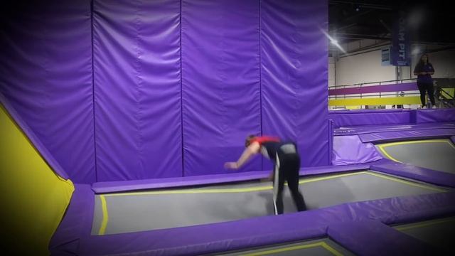 SIDEMEN TRAMPOLINE CHALLENGES (Injury Warning) смотреть онлайн