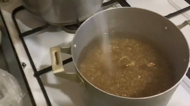 Как варить гречку? Главное не забыть, что когда кастрюлька перестаёт варить, она начинает жарить! смотреть онлайн