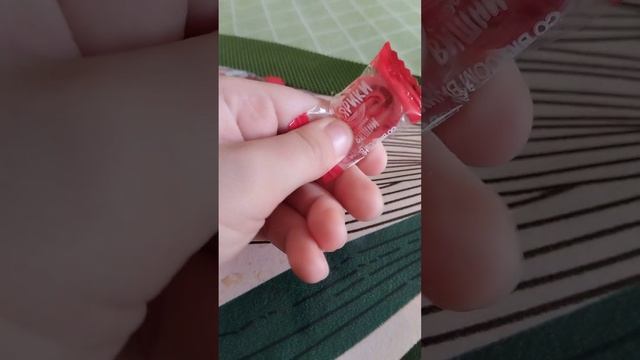 как легко и аккуратно освободить леденец от обёртки смотреть онлайн