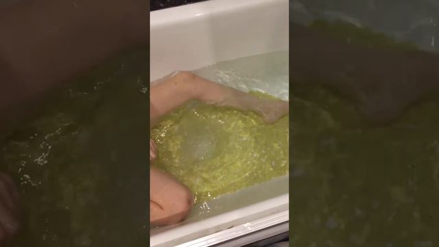 Бомбочка для ванны. Шок!!!!Как она шипит смотреть онлайн