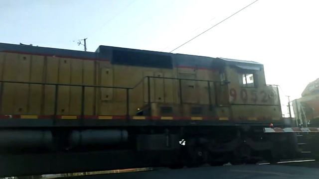 CSX Freight with CREX, BNSF EMD, and an Ex-Santa Fe Bluebonnet @ Galatea Ohio смотреть онлайн