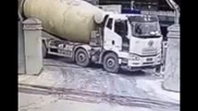 Падение бетономешалки на стройке смотреть онлайн