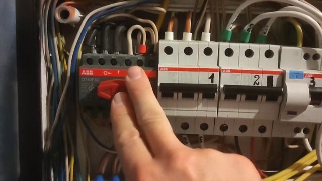 Подключение однофазного генератора к трёхфазной сети.