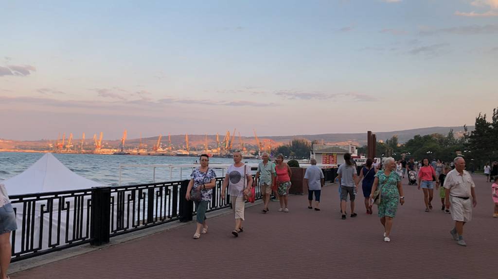 По Крыму пешком на гору Митридат в Феодосии. Шторм и рельсобус на феодосийской набережной смотреть онлайн