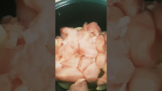куриные грудки с яблоками запечённые в сметане