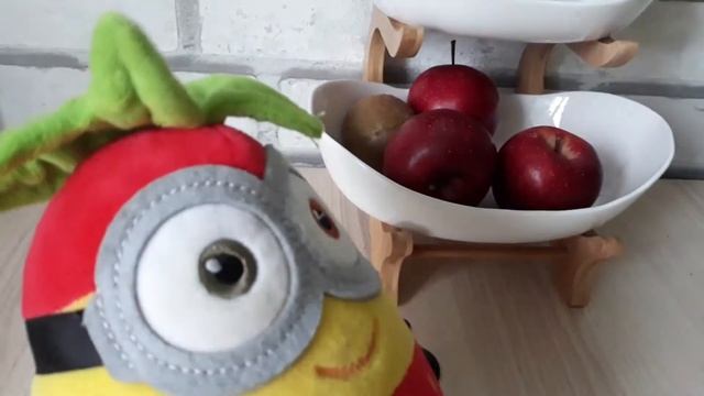 Миньон Клубничка ест полезные фрукты смотреть онлайн