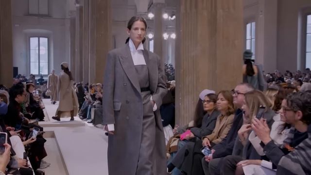 Max Mara мода в Милане Осень Зима 2023/2024 | Одежда и аксессуары смотреть онлайн