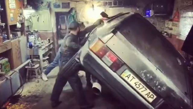 ВАЗ 2108 перевертаємо на сторону для поварки днища в гаражі, вісімка поварка в гаражніх умовах смотреть онлайн