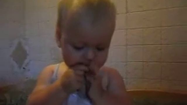 агата ест помидор