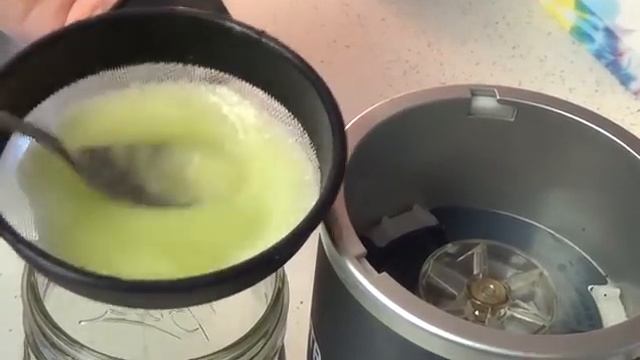 Nutribullet Versus Nutribullet Pro 900 Series (CELERY STALKS!!!) смотреть онлайн