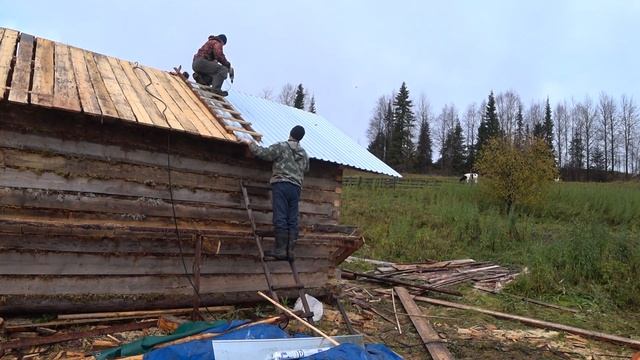КРОЕМ КРЫШУ ЖЕЛЕЗОМ / ДЕРЕВЕНСКИЙ ГАРАЖ. КОМИ КРАЙ. смотреть онлайн