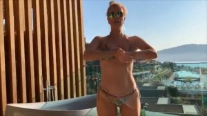 Олеся Судзиловская в купальнике показала как поддерживает идеальную фигуру