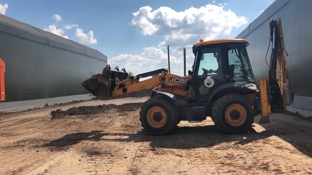 Погрузка песка экскаватором-погрузчиком перед асфальтированием смотреть онлайн