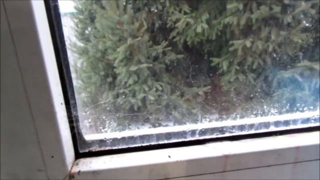Утепление окна обычной полиэтиленовой плёнкой. Течёт с окон. смотреть онлайн