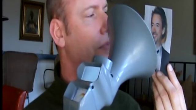 JUDE LAW & ROBERT DOWNEY JR. get Zapped with the Gaydar Gun! смотреть онлайн