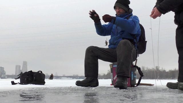 Рыбалка с Ильёй на Химкинском водохранилище 04.12.2018 смотреть онлайн