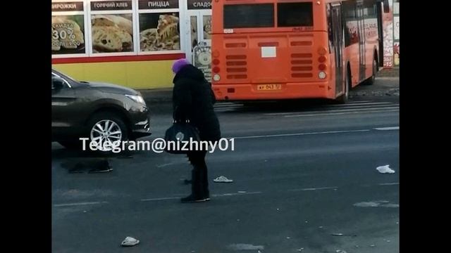 В Нижнем Новгороде автобус наехал на своего же водителя смотреть онлайн