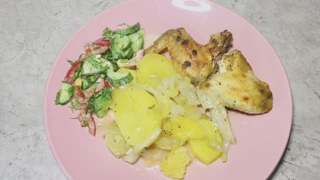 Куриные крылышки на подушке из картофеля с луком: делаю на ужин, когда мне лень готовить