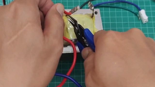 How to make a powerful inverter using a UPS transformer //simple inverter 12v to 220v, IRFZ44N смотреть онлайн