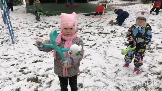 Тематическая прогулка "Первый снег" в средней группе "Солнышко" смотреть онлайн