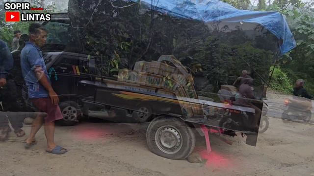 ASTAGFIRULLAH !!! Baru Saja Terjadi Insiden Beruntun Truk Dan Mobil Terbalik Hampir Masuk Jurang