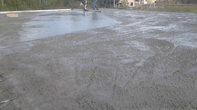 Выравниваем монолитную плиту перекрытия бензиновой виброрейкой на нашем объекте. СК ANTONOVDOM. смотреть онлайн