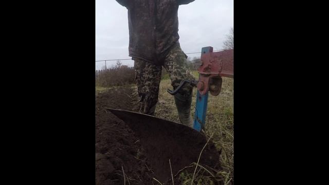 Хозяин на работе, мы в огороде. смотреть онлайн
